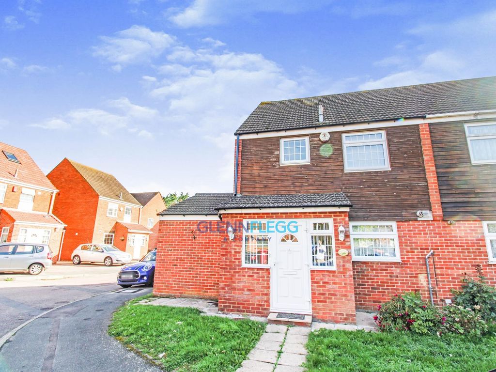 3 bed semidetached house for sale in Rochfords Gardens, Slough SL2