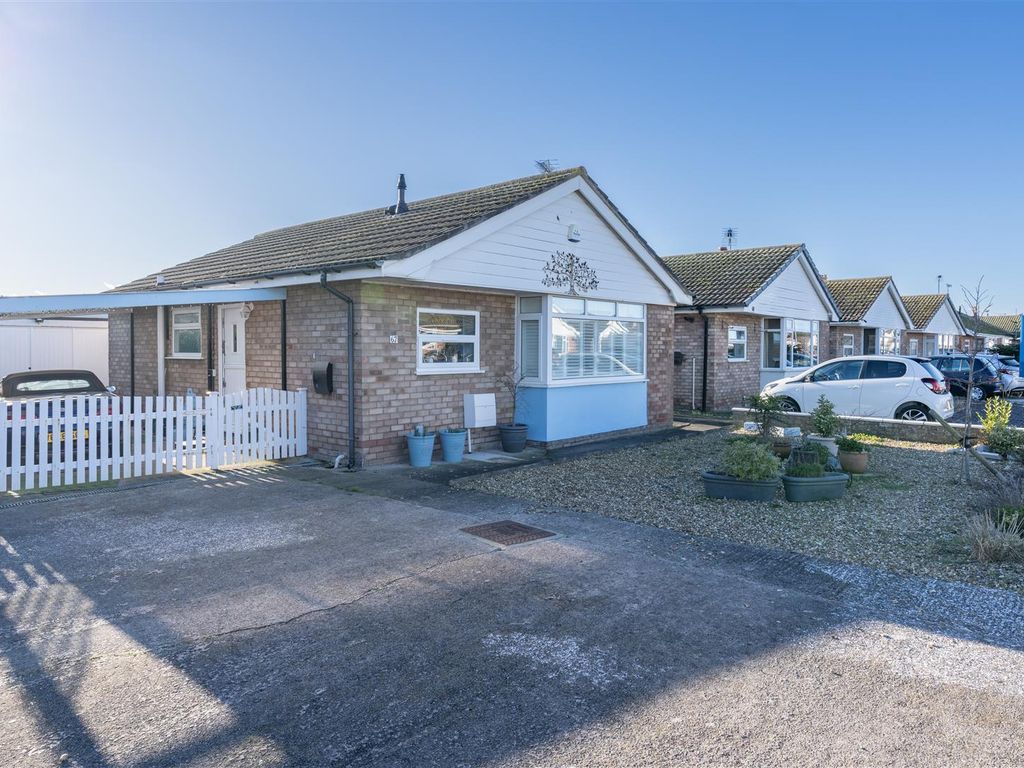 2 bed detached bungalow for sale in Lon Y Cyll, Pensarn LL22, £185,000