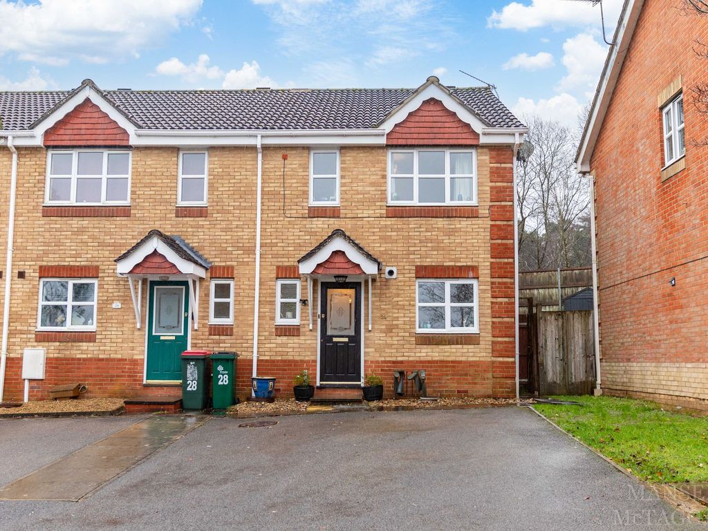 2 bed end terrace house for sale in Carter Road, Maidenbower RH10, £