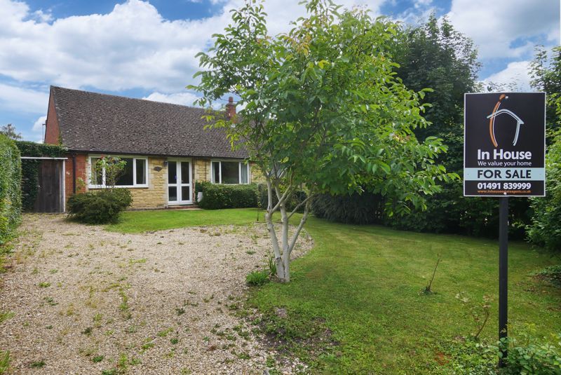 2 bed bungalow for sale in Thame Road, Warborough, Wallingford OX10