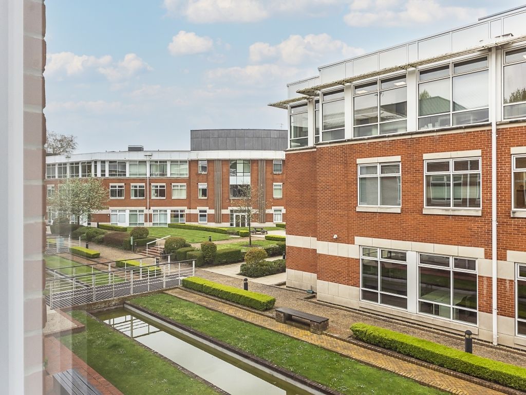 1 bed flat to rent in Chalfont Park, Chalfont St. Peter, Gerrards Cross