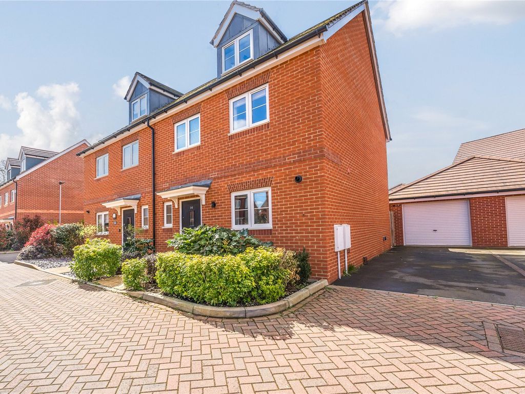 4 bed semidetached house for sale in Prestwick Green, Binfield