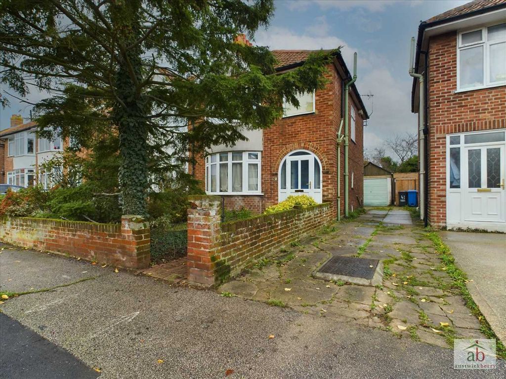 3 bed semidetached house for sale in Kingsgate Drive, Ipswich IP4, £