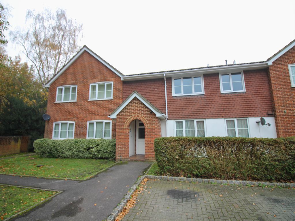 1 bed flat to rent in Hodges Close, Bagshot GU19, £850 pcm Zoopla