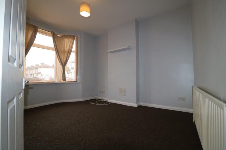 2 bed flat to rent in Harton Road, Edmonton N9, £1,600 pcm Zoopla