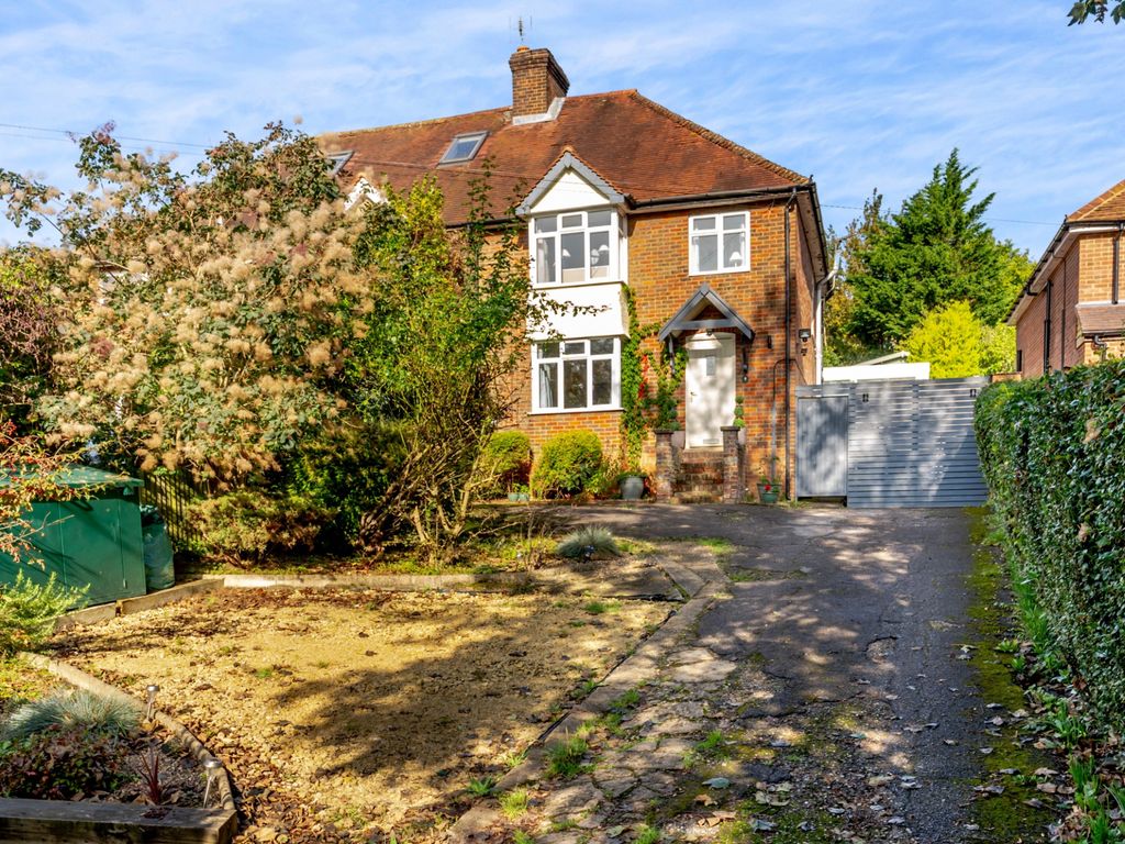 3 bed semidetached house for sale in Stanley Hill, Amersham HP7, £
