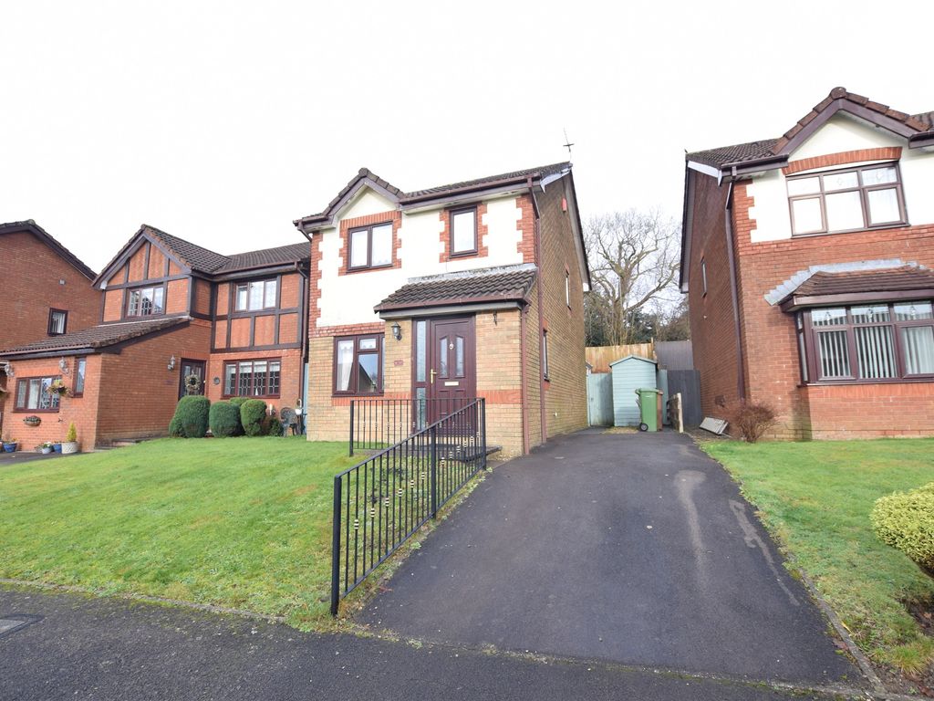 3 bed detached house for sale in Bryn Derw, Blackwood NP12, £250,000
