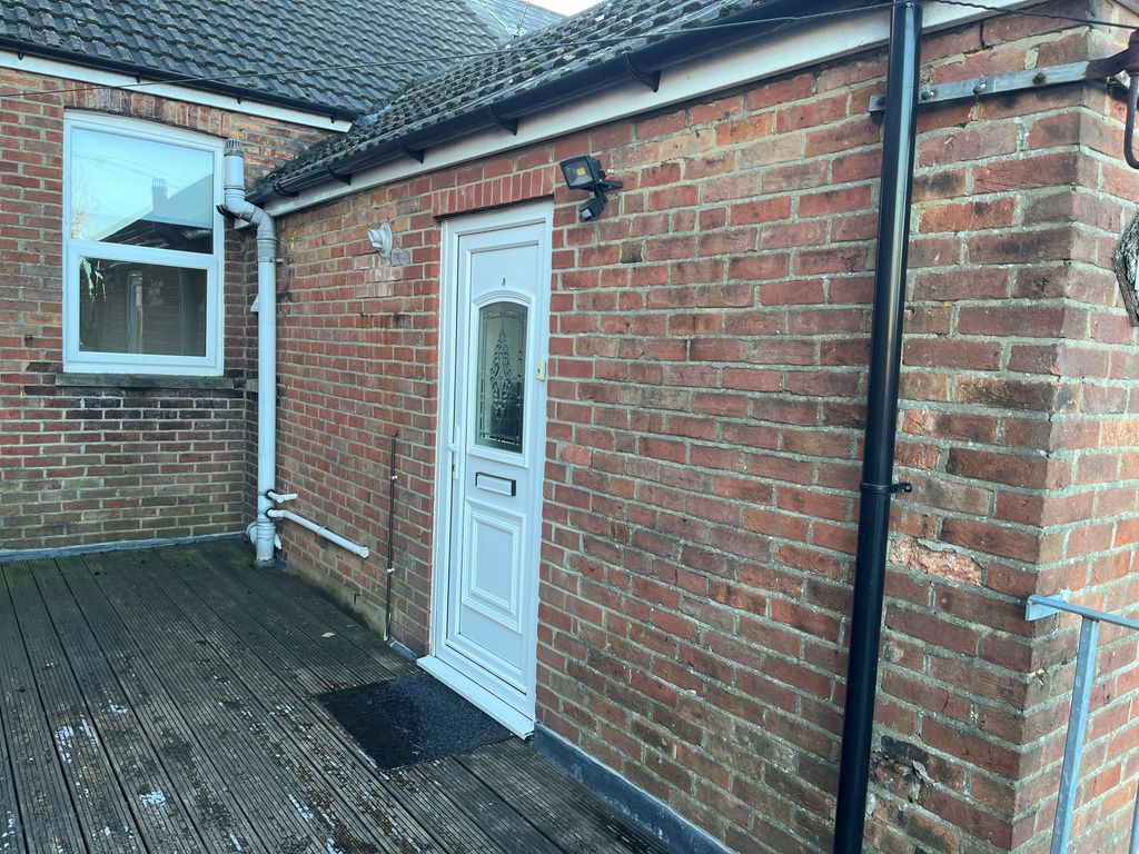 3 bed flat to rent in Consort Close, Parkstone BH12 Zoopla