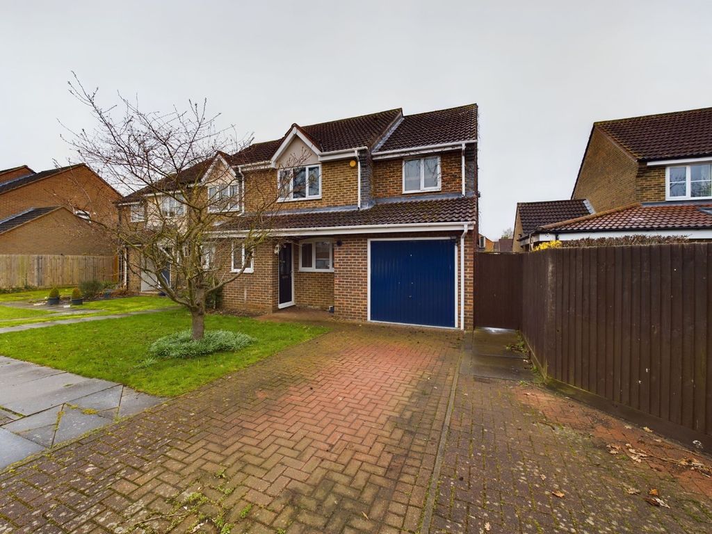 3 bed end terrace house for sale in Shelduck Close, Watermead