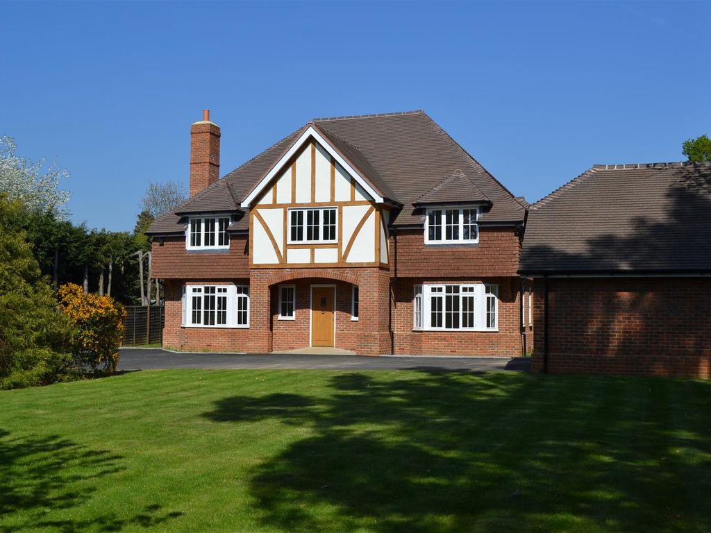 4 bed property to rent in Hamilton, Snowdenham Links Road, Bramley GU5