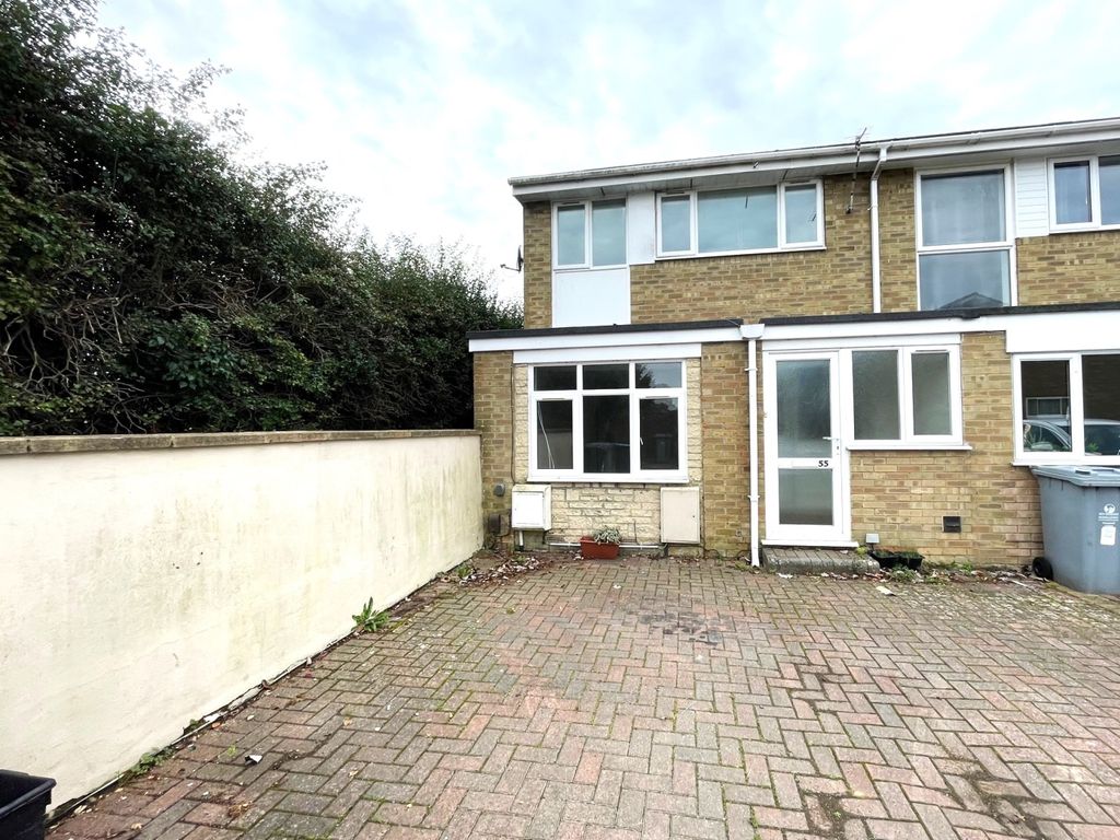 3 bed end terrace house for sale in Richens Drive, Carterton