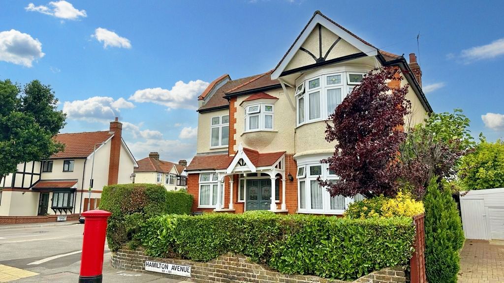 4 bed detached house for sale in Hamilton Avenue, Ilford IG6, £810,000