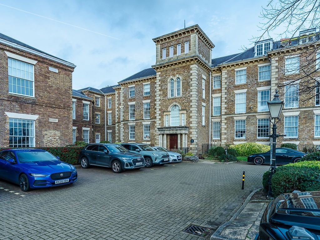 2 bed flat for sale in Princess Park Manor, Royal Drive, London N11, £