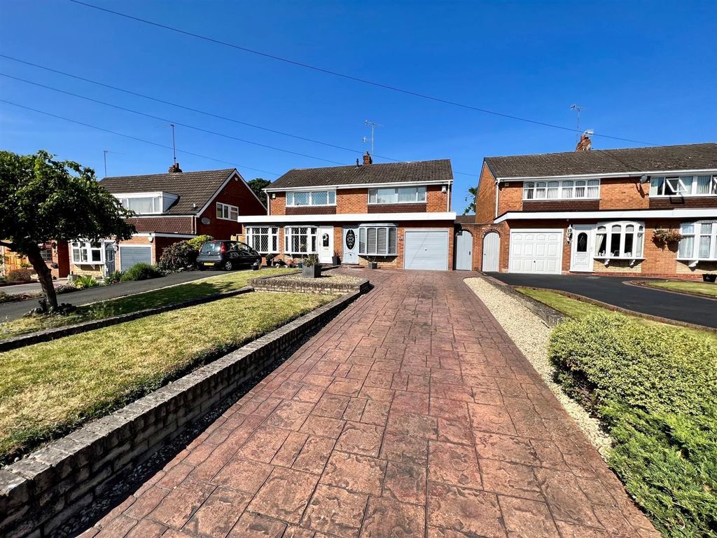 3 bed semidetached house for sale in Meadowfields Close, Wordsley DY8