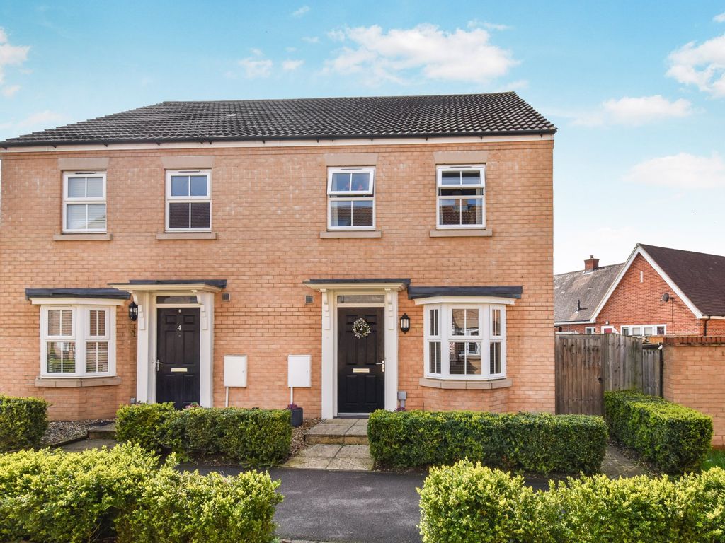 3 bed semidetached house for sale in Barnstaple Walk, Biggleswade SG18