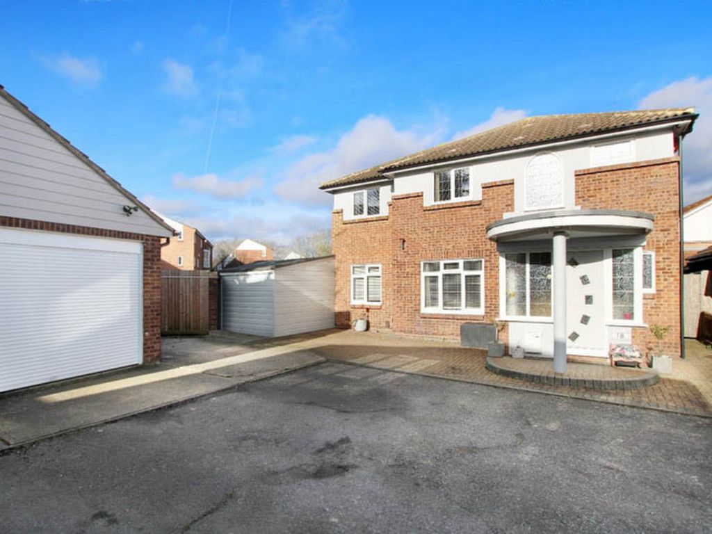 3 bed detached house for sale in Sherbourne Drive, Basildon SS13, £