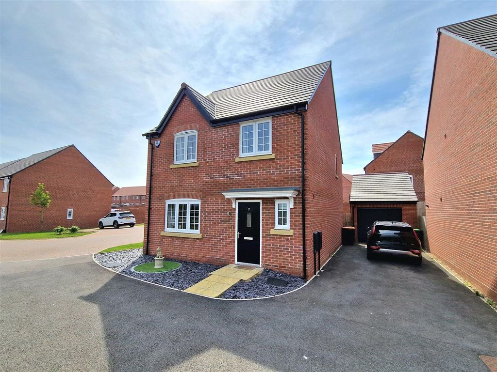 4 bed detached house for sale in Teal Walk, Biddenham, Bedford MK40, £