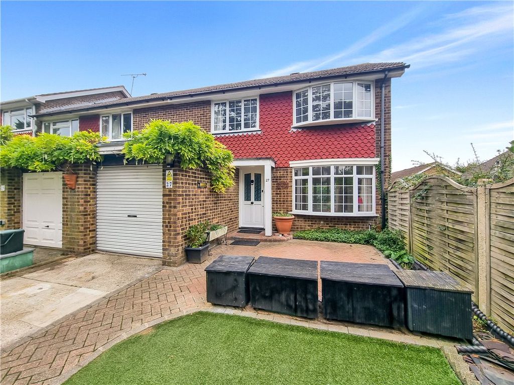 4 bed end terrace house for sale in Ryarsh Crescent, South Orpington