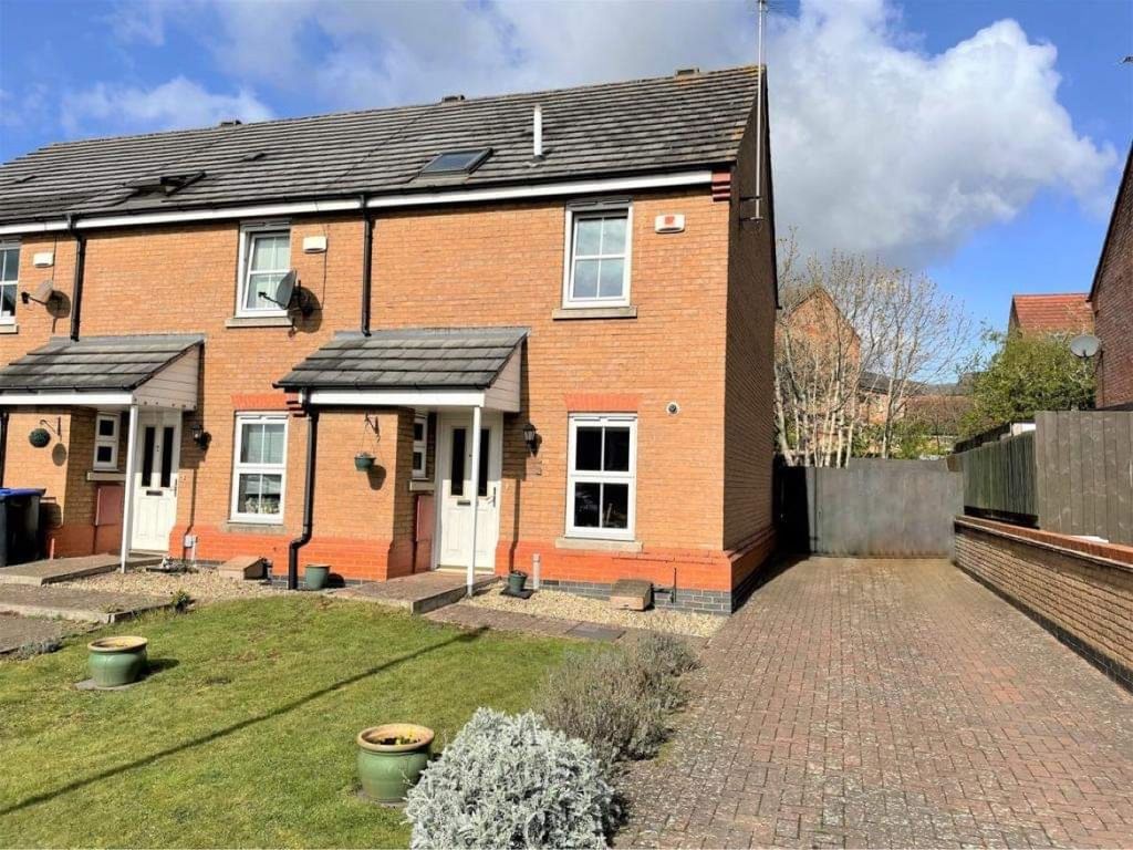 3 bed end terrace house for sale in Montgomery Way, Simpson Manor