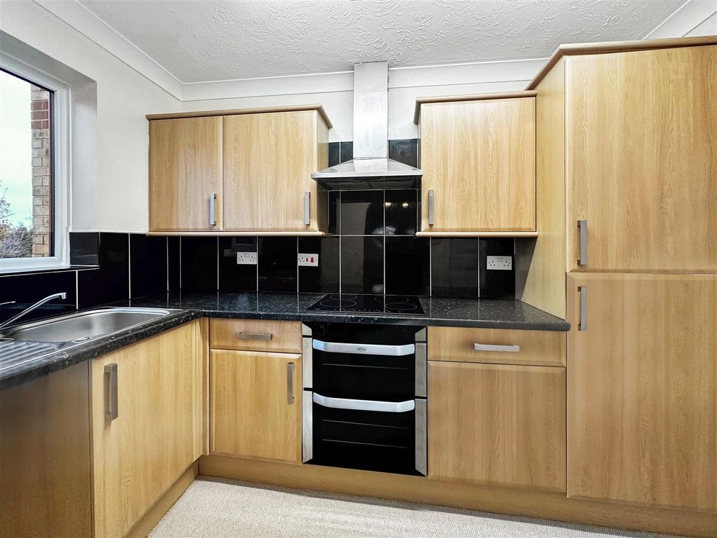 1 bed flat to rent in Erith Road, Barnehurst, Bexleyheath DA7, £1,300