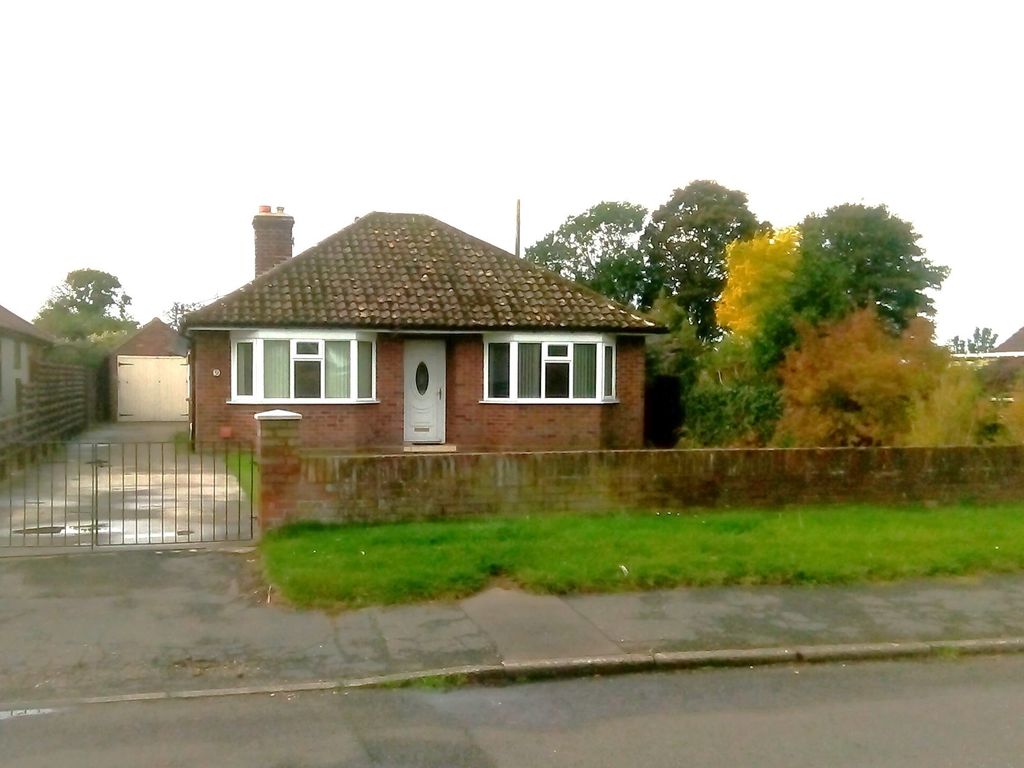 2 bed bungalow to rent in Godfrey Road, Norwich NR10, £1,000 pcm Zoopla
