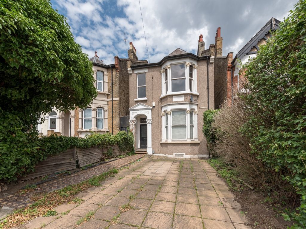 2 bed flat to rent in Queens Road, Leytonstone, London E11, £1,800 pcm