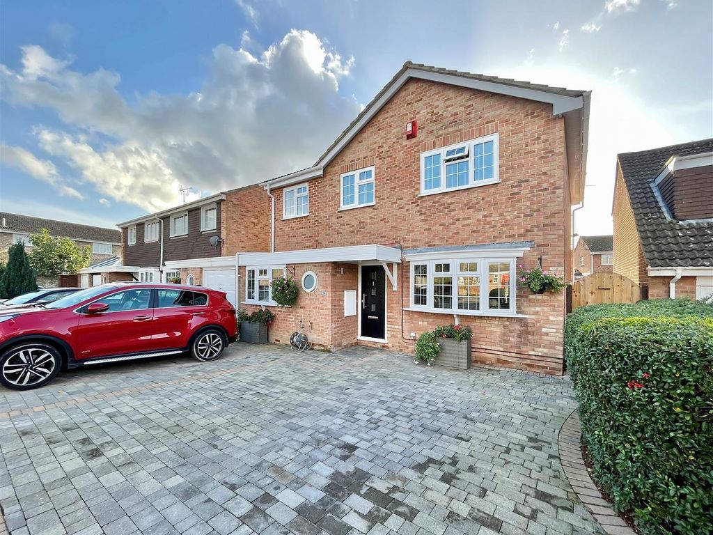 4 bed linkdetached house for sale in Hawk Close, Abbeydale, Gloucester