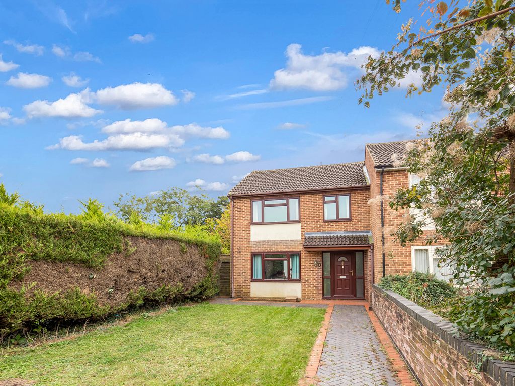 3 bed end terrace house for sale in Hertford Close, Bicester OX26, £