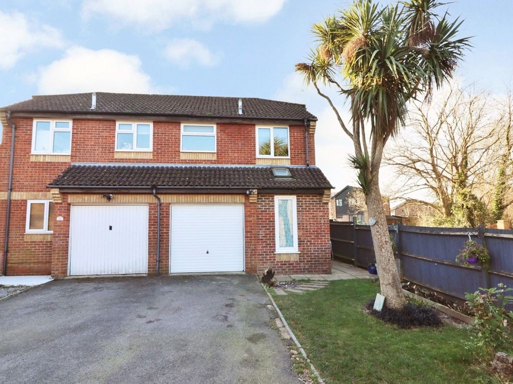 3 bed semidetached house for sale in Woodstock Close, Hedge End SO30