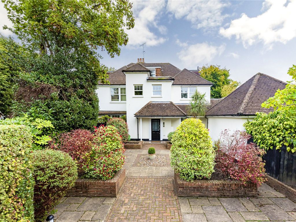 Round Oak Road, Weybridge, Surrey KT13  