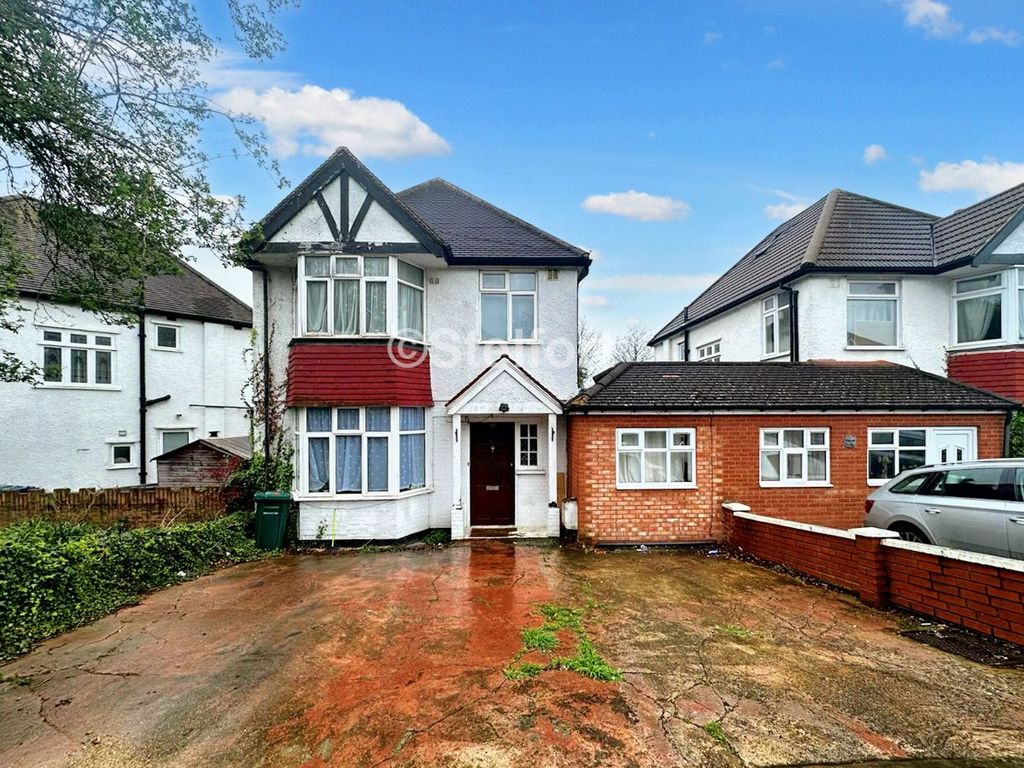 3 bed detached house for sale in St. Marys Crescent, London NW4, £