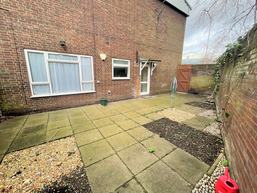 2 bed flat to rent in Anstey Road, Reading RG1 Zoopla