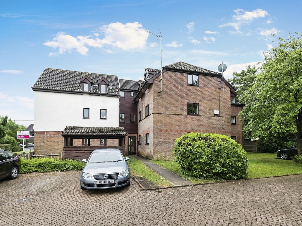 1 bed flat for sale in Black Swan Close, Pease Pottage, Crawley RH11