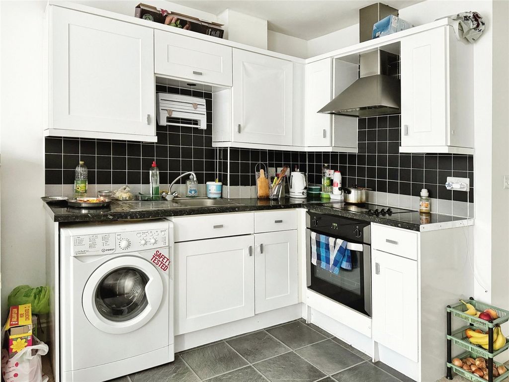 1 bed to rent in Trafalgar Street, Gillingham, Kent ME7, £