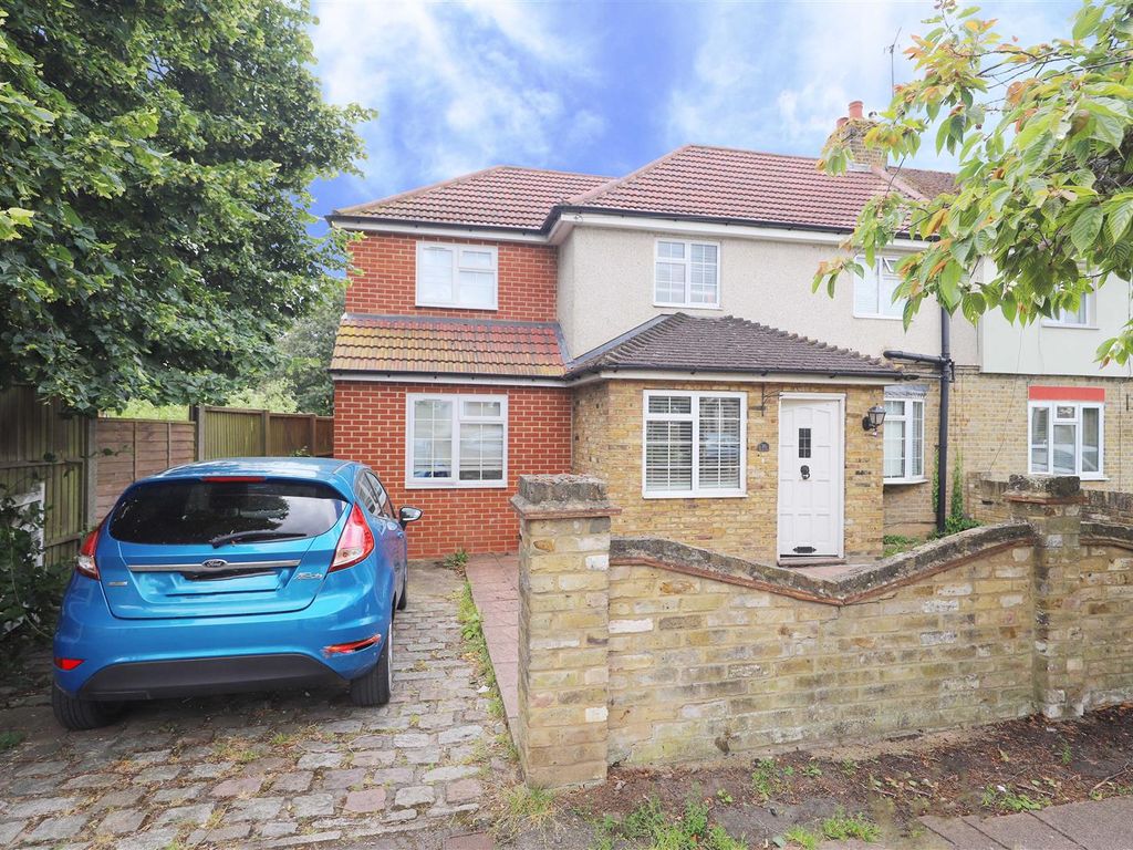 4 bed semidetached house for sale in Chestnut Avenue, Yiewsley, West
