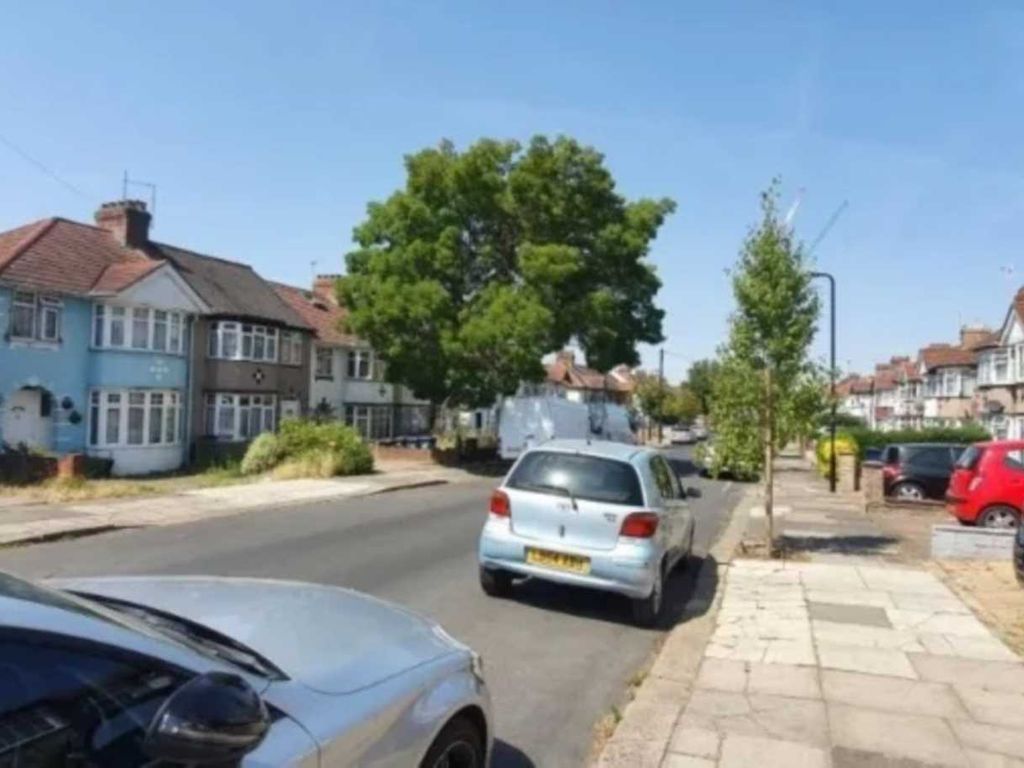 Studio to rent in Rydal Crescent, Perivale UB6, £950 pcm Zoopla