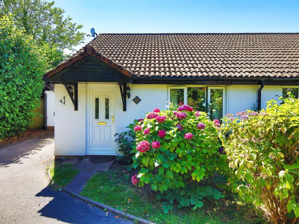 2 bed semidetached bungalow for sale in Astoria Close, Thornhill
