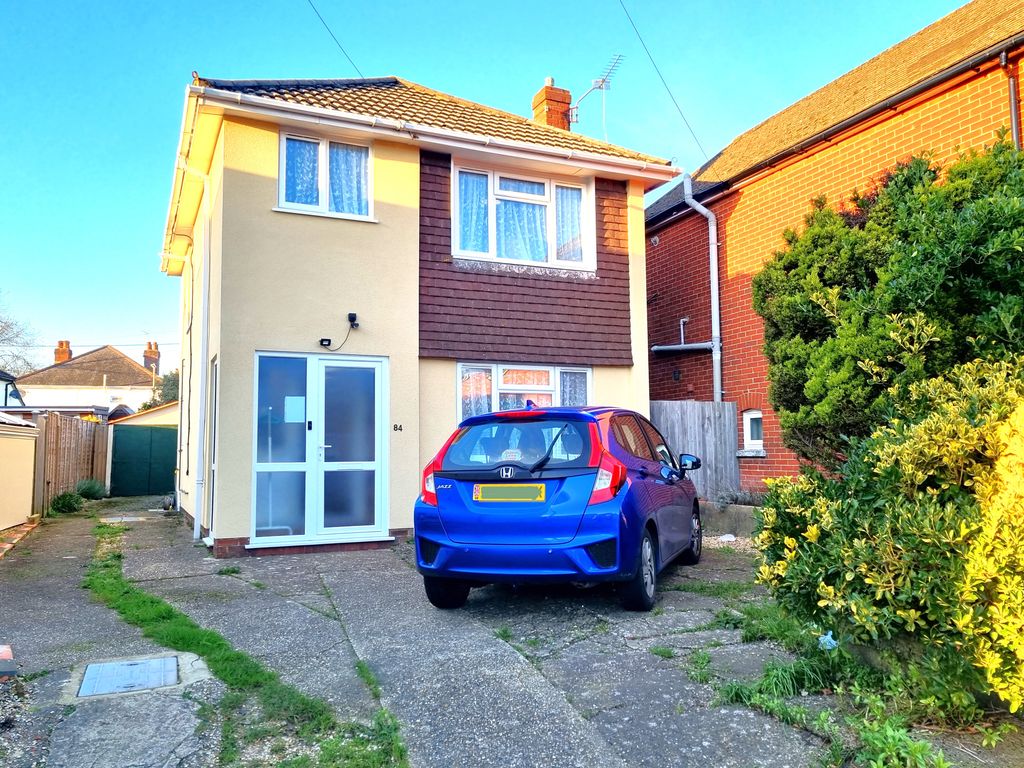 3 bed detached house to rent in Rumbridge Street, Totton, Southampton