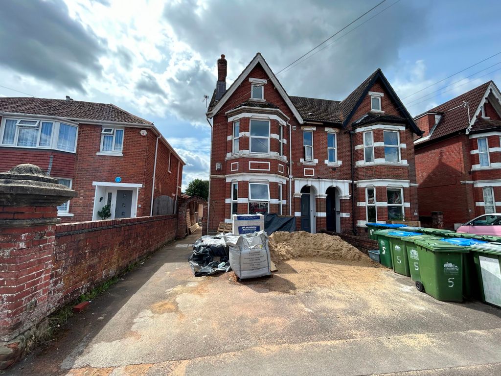 3 bed flat to rent in Landguard Road, Shirley, Southampton SO15, £1,300