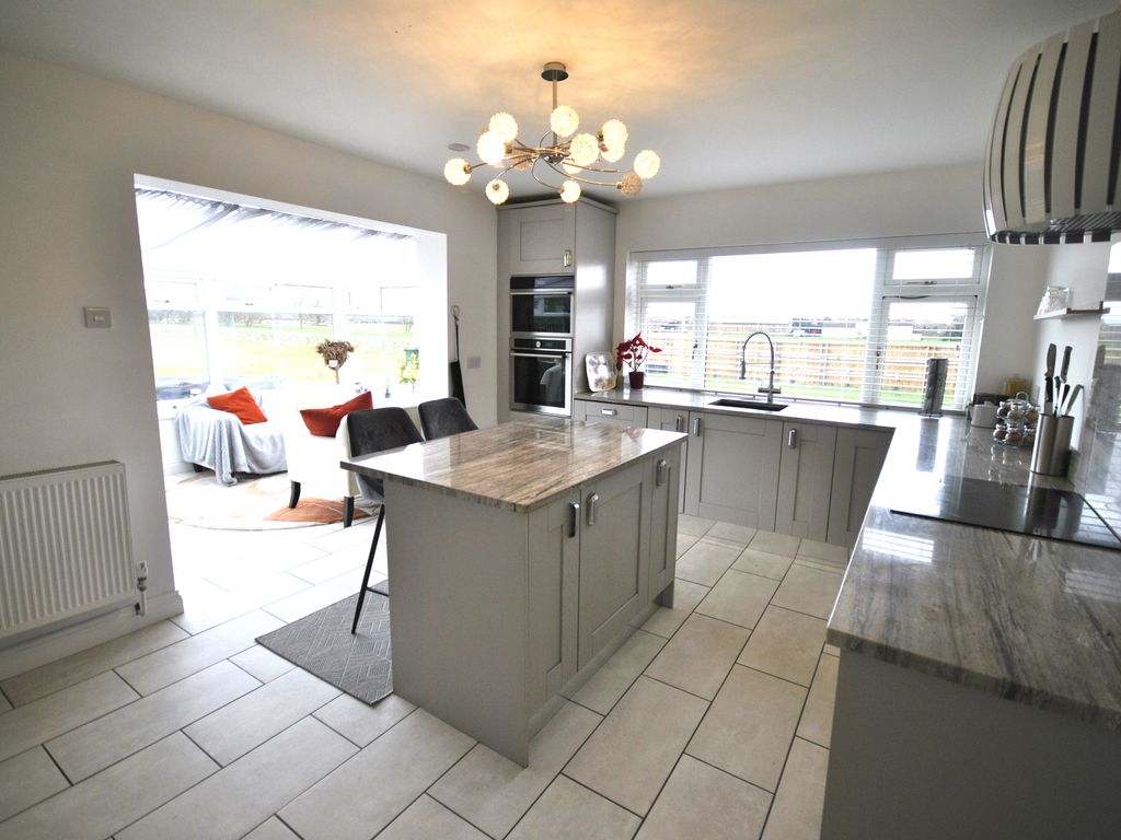 4 bed detached bungalow for sale in Bawtry Road, Hatfield Woodhouse