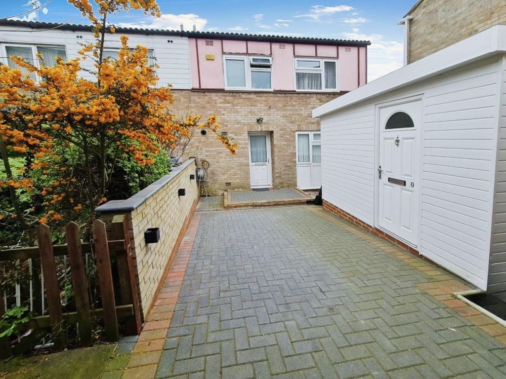 3 bed semidetached house for sale in Lingfield, Stacey Bushes, Milton