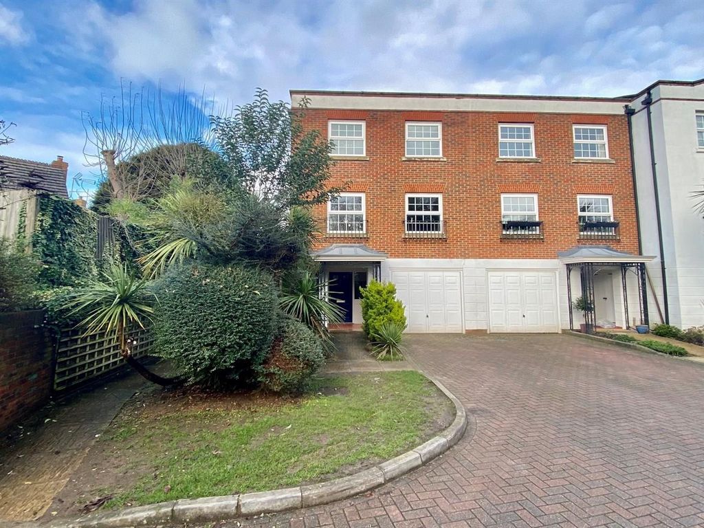 4 bed town house to rent in Thorne Close, Claygate, Esher KT10 Zoopla