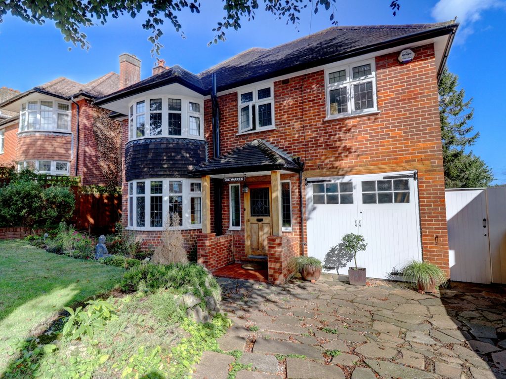 4 bed detached house for sale in Colville Road, High HP11, £