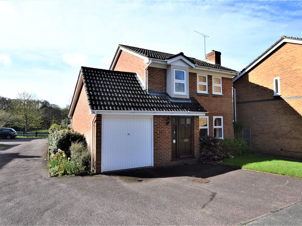 3 bed detached house for sale in Oldwood Chase, Farnborough GU14 Zoopla
