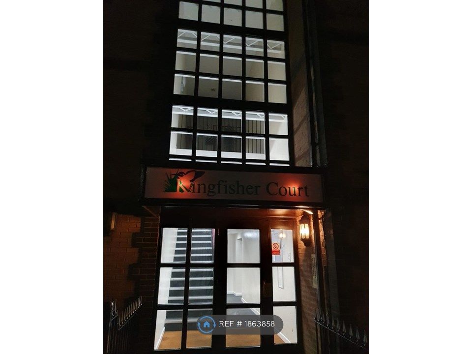 Studio to rent in Kingfisher Court, High HP11, £900 pcm Zoopla