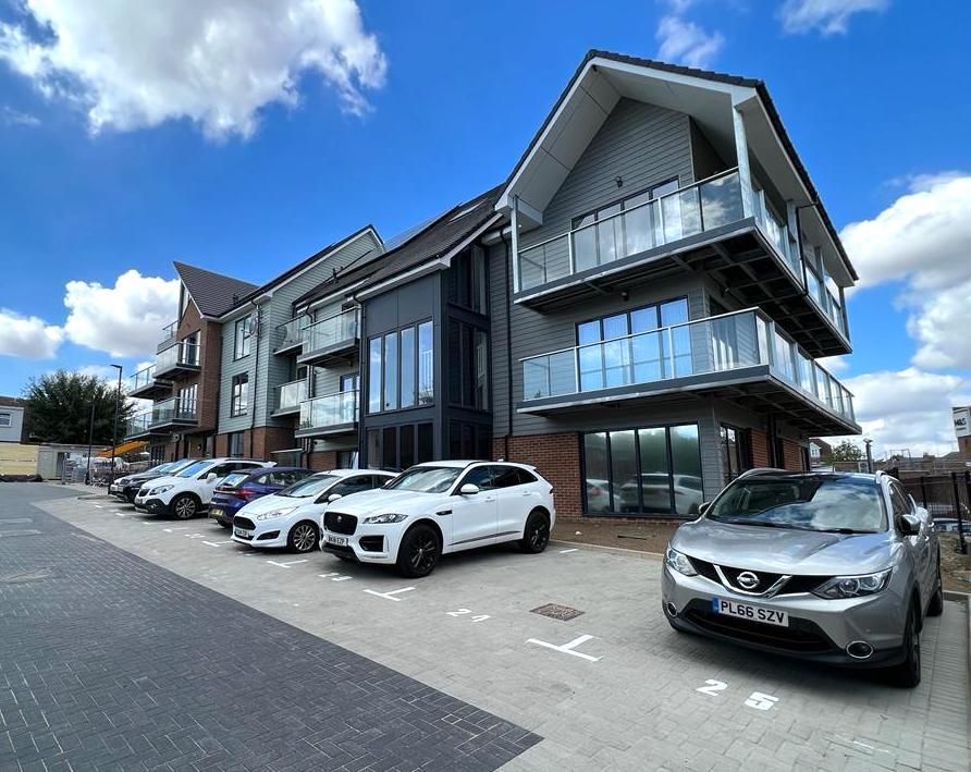 2 bed flat to rent in Eastwood Road, Rayleigh, Essex SS6, £1,500 pcm