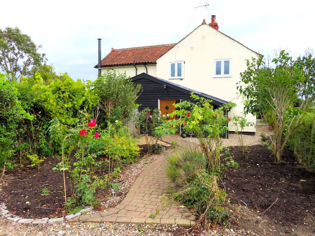 4 bed detached house to rent in East End Road, Stonham Aspal IP14, £