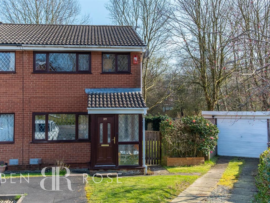 3 bed semidetached house for sale in Clover Field, ClaytonLeWoods
