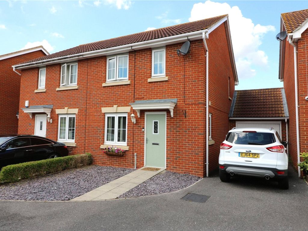 3 bed semidetached house for sale in Havengore Close, Great Wakering