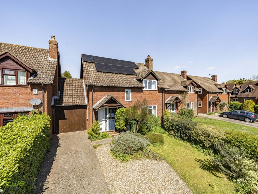 4 bed link detached house for sale in Purbrook Road, Tadley, Hampshire